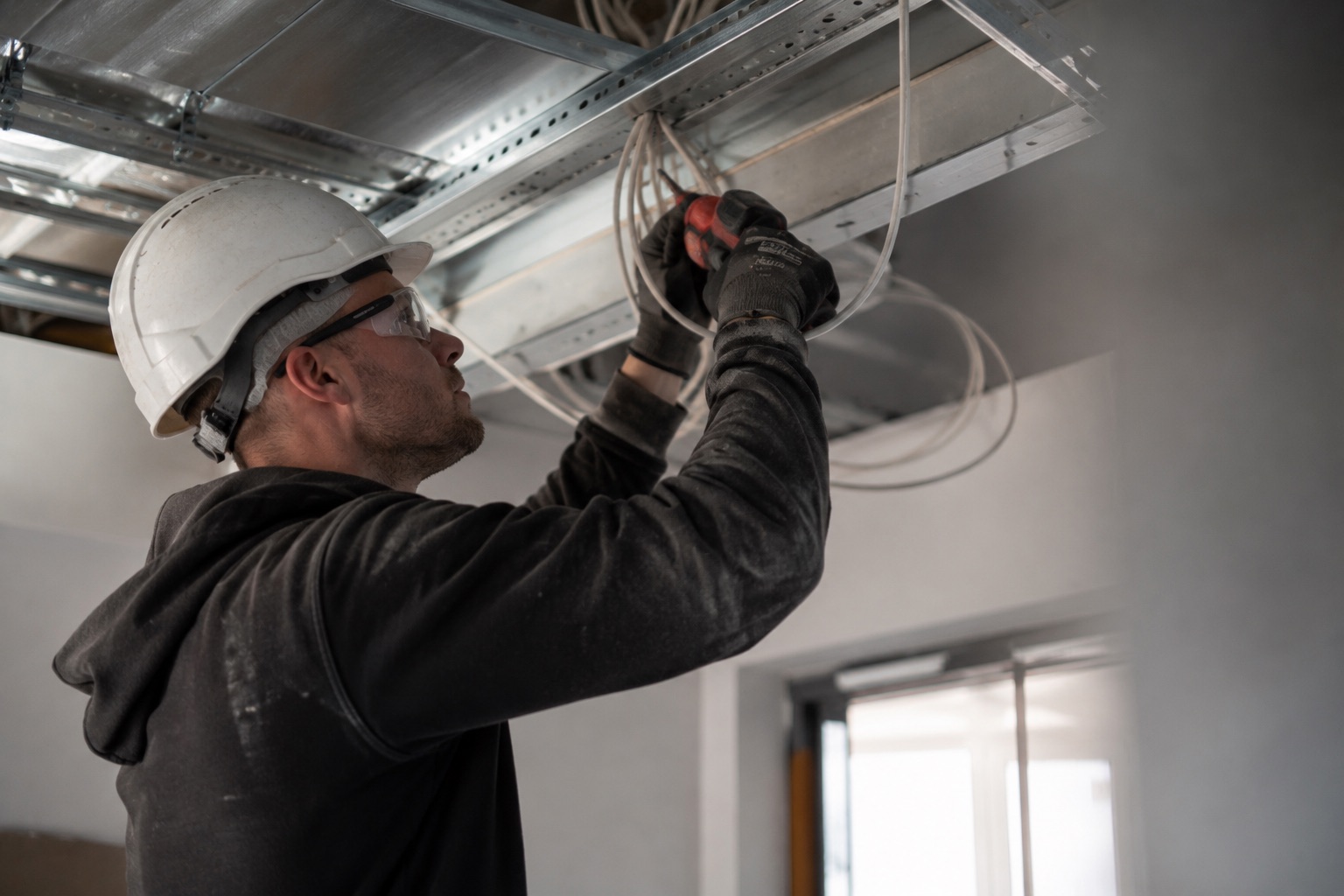 Elektromeister von Hamo Elektrotechnik bei der Montage einer Elektroinstallation